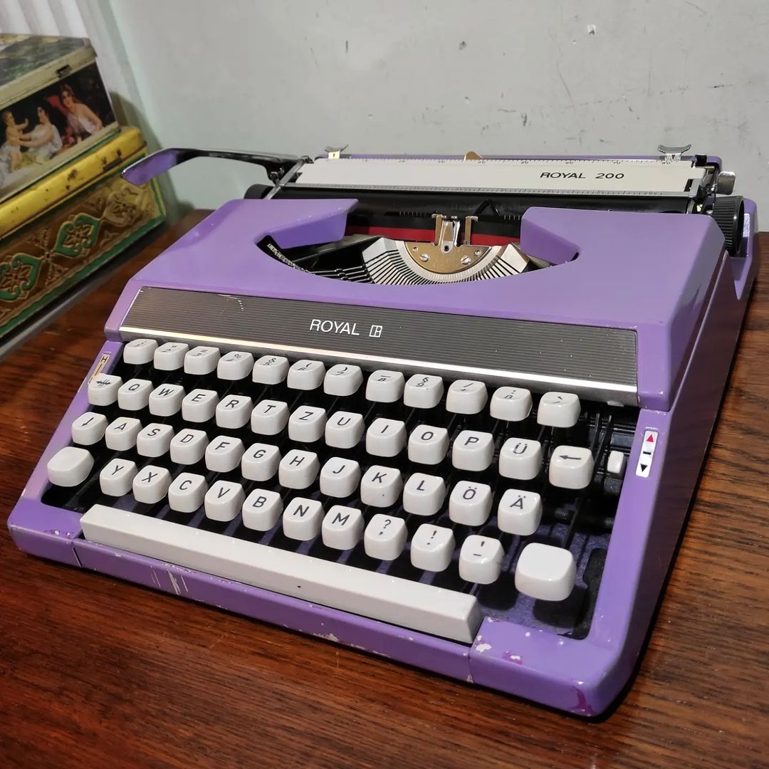 1970's Japan Royal brand 200 model portable typewriter Contrary to original color