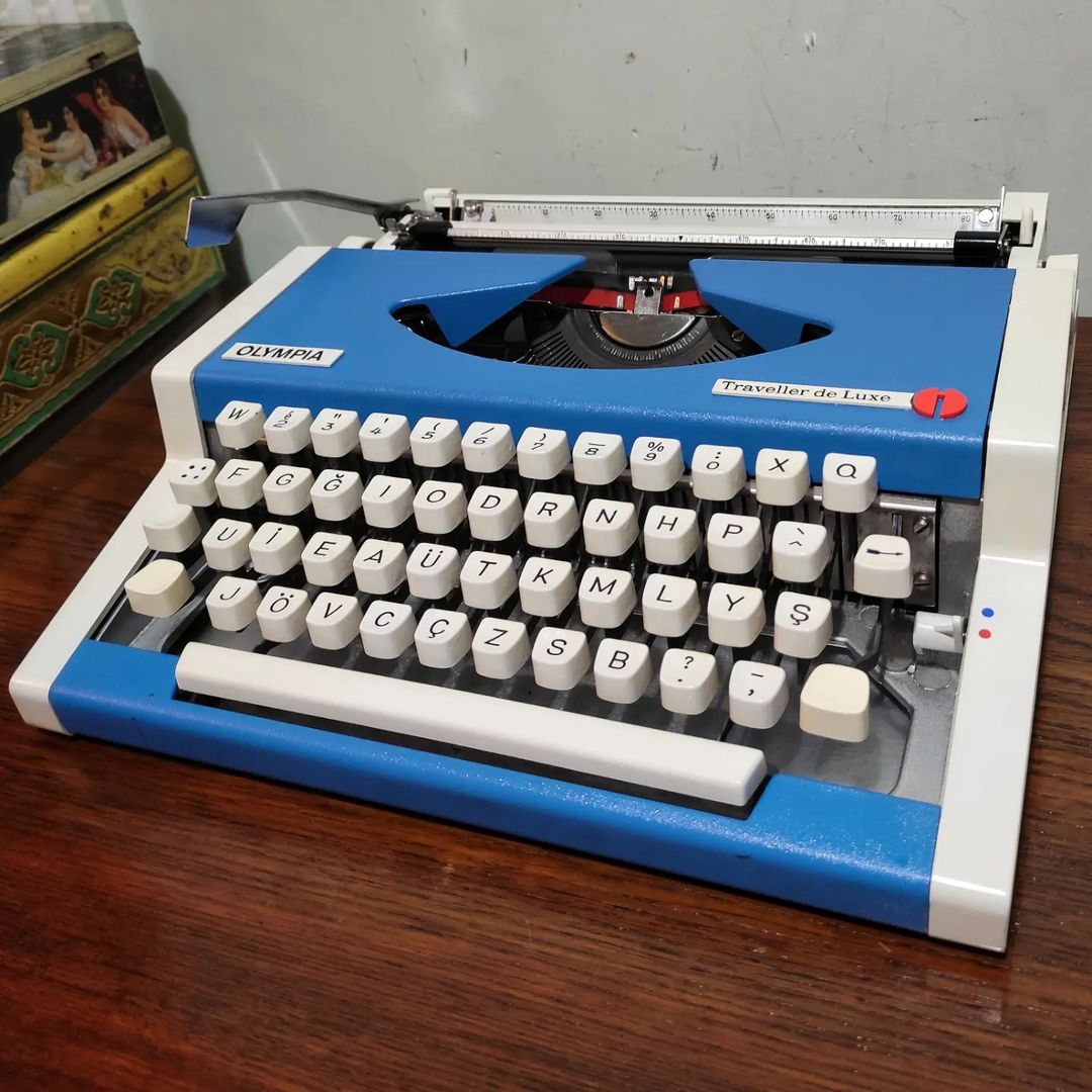 1970's Germany Olympia brand Traveller De Luxe model portable popart typewriter rare color