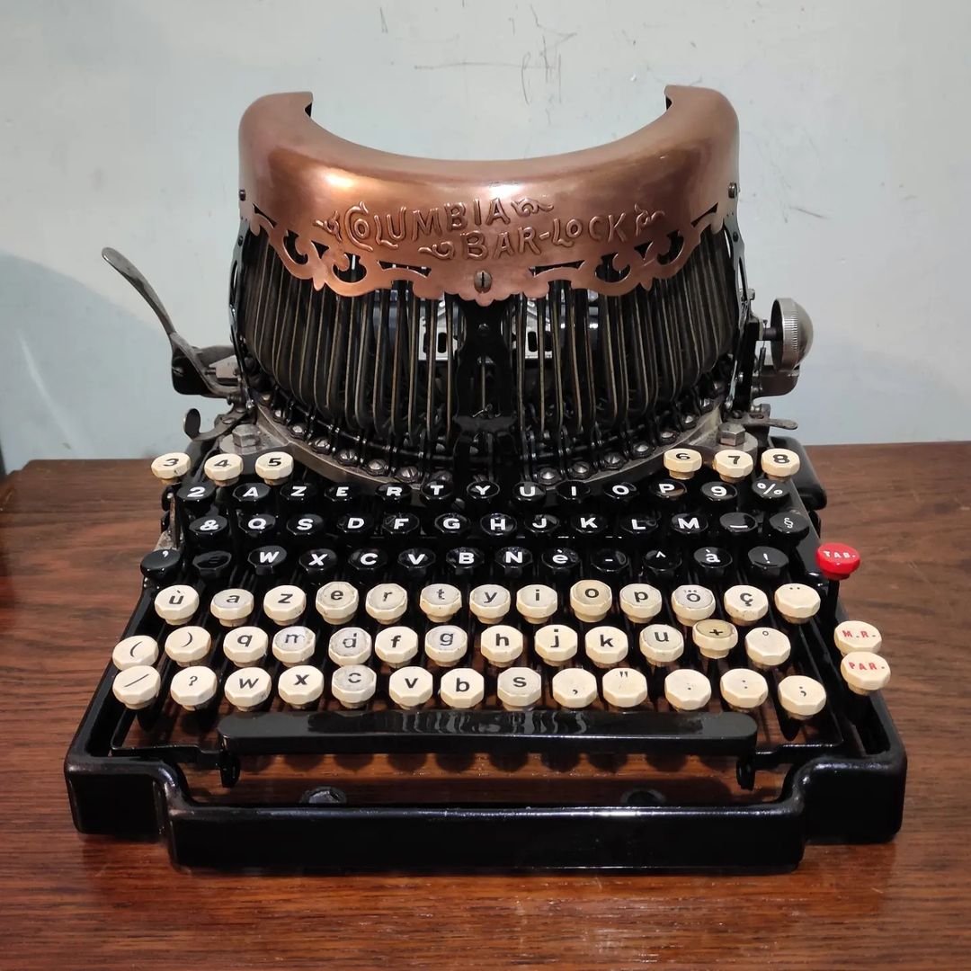 1900's USA. Columbia brand Bar Lock 14 model office typewriter Art Nouveau museum