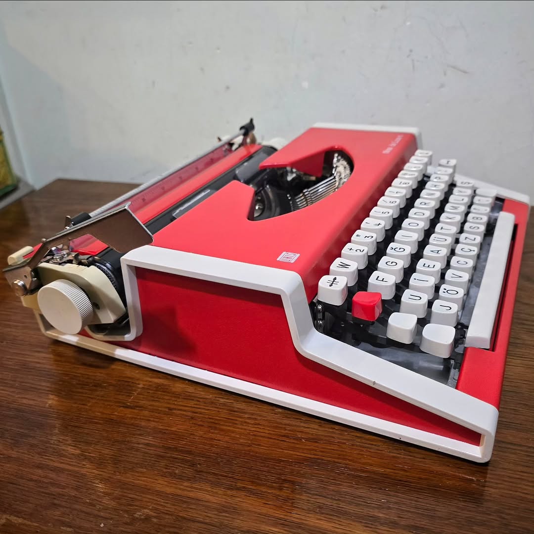 1970's Germany Unis brand tbm de Luxe t model portable popart typewriter