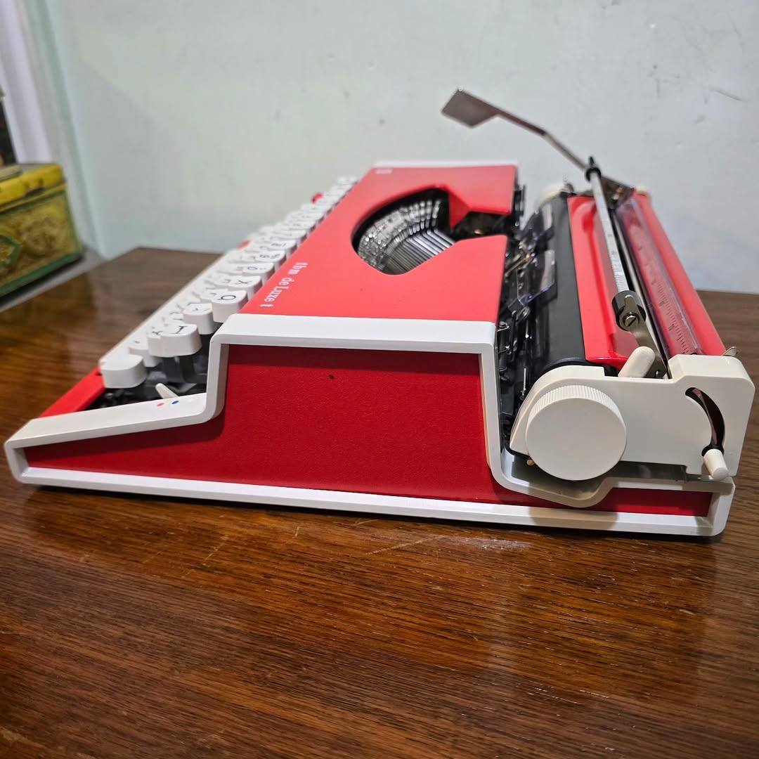 1970's Germany Unis brand tbm de Luxe t model portable popart typewriter