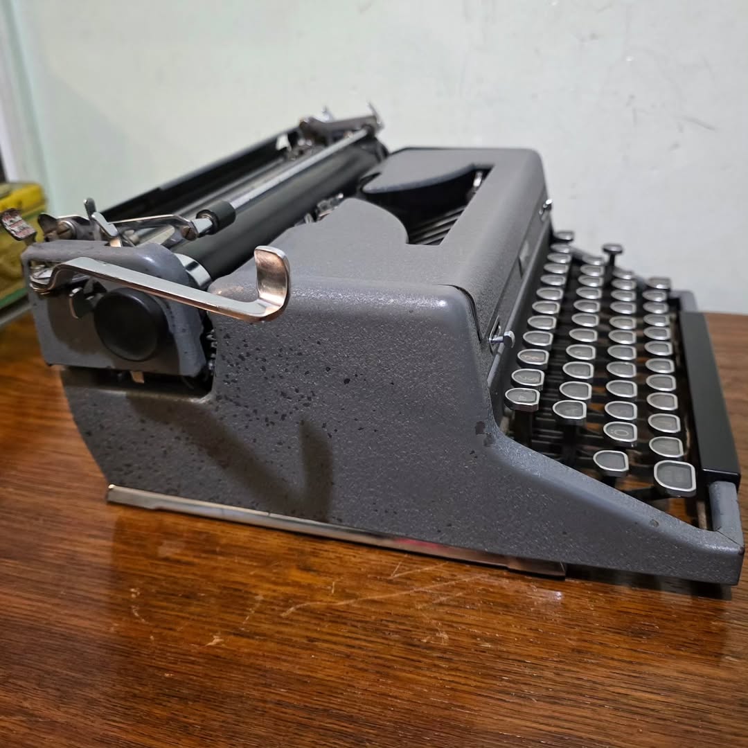 1948's Canada Royal brand Quiet De Luxe model portable typewriter