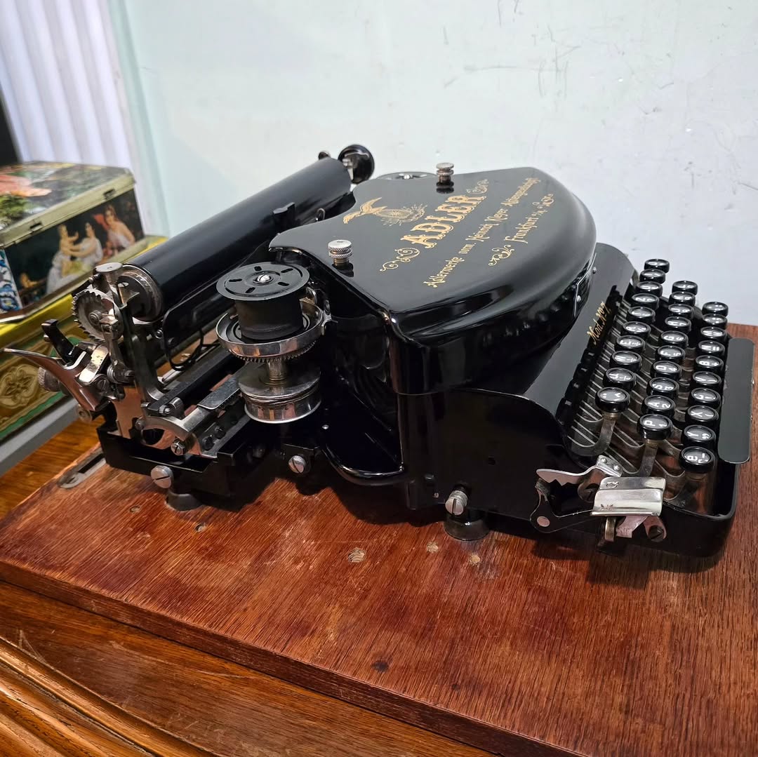 1910's Germany Adler brand 7 model portable typewriter very clean