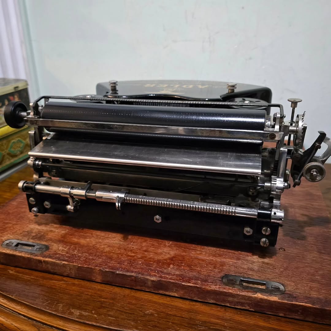 1910's Germany Adler brand 7 model portable typewriter very clean