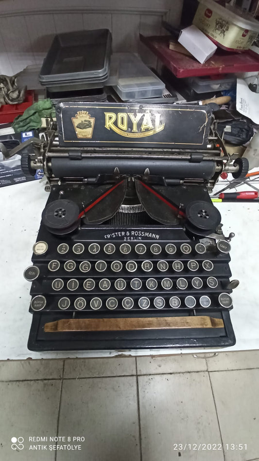 Vintage Royal 5 Typewriter - A Timeless Classic from 1910 with Mechanical Keys