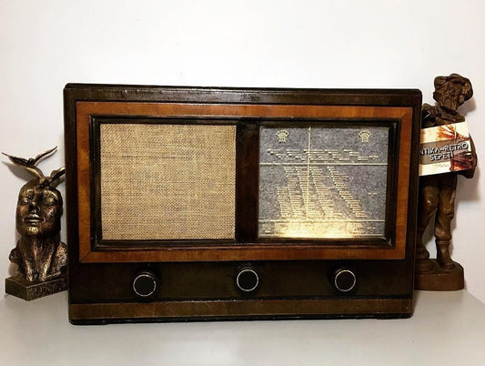 1945's Antique Collectible (GIANT BOY)Orion Living Room Radio