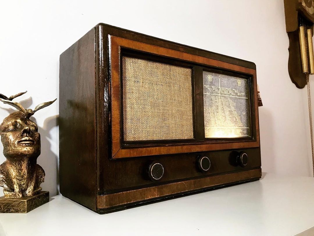 1945's Antique Collectible (GIANT BOY)Orion Living Room Radio