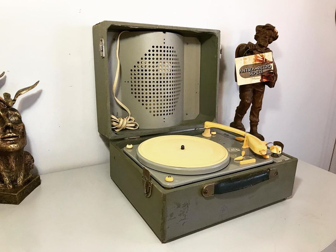 70 Years Old Collectible, Seamless Antique  France in 1953-59 Guild Brand (GID) Bag Record player