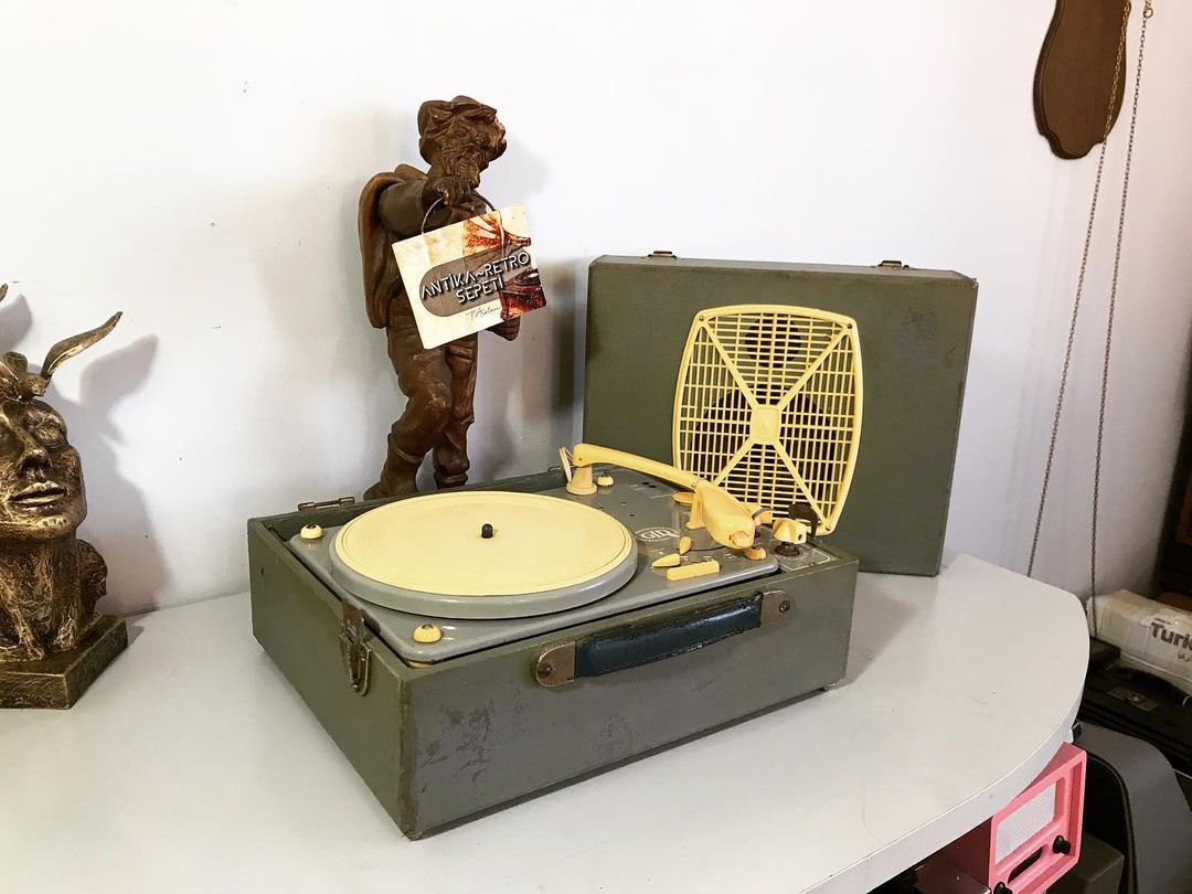 70 Years Old Collectible, Seamless Antique France in 1953-59 Guild Brand (GID) Bag Record player