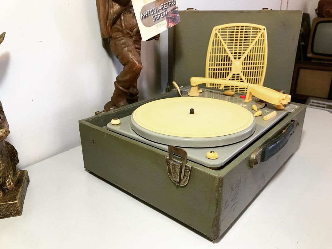 70 Years Old Collectible, Seamless Antique  France in 1953-59 Guild Brand (GID) Bag Record player