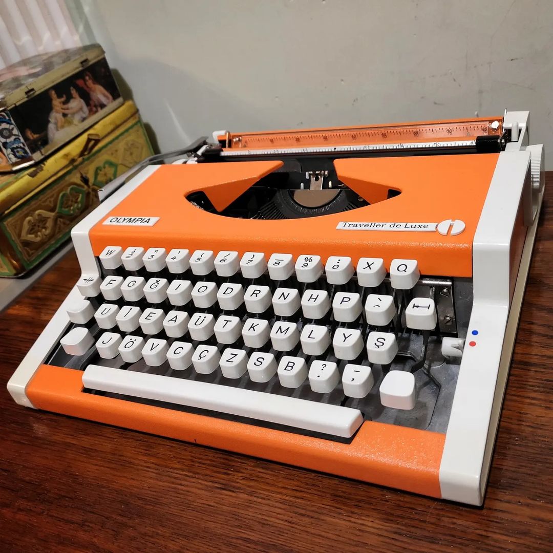 Olympia brand Traveller De Luxe model portable popart typewriter