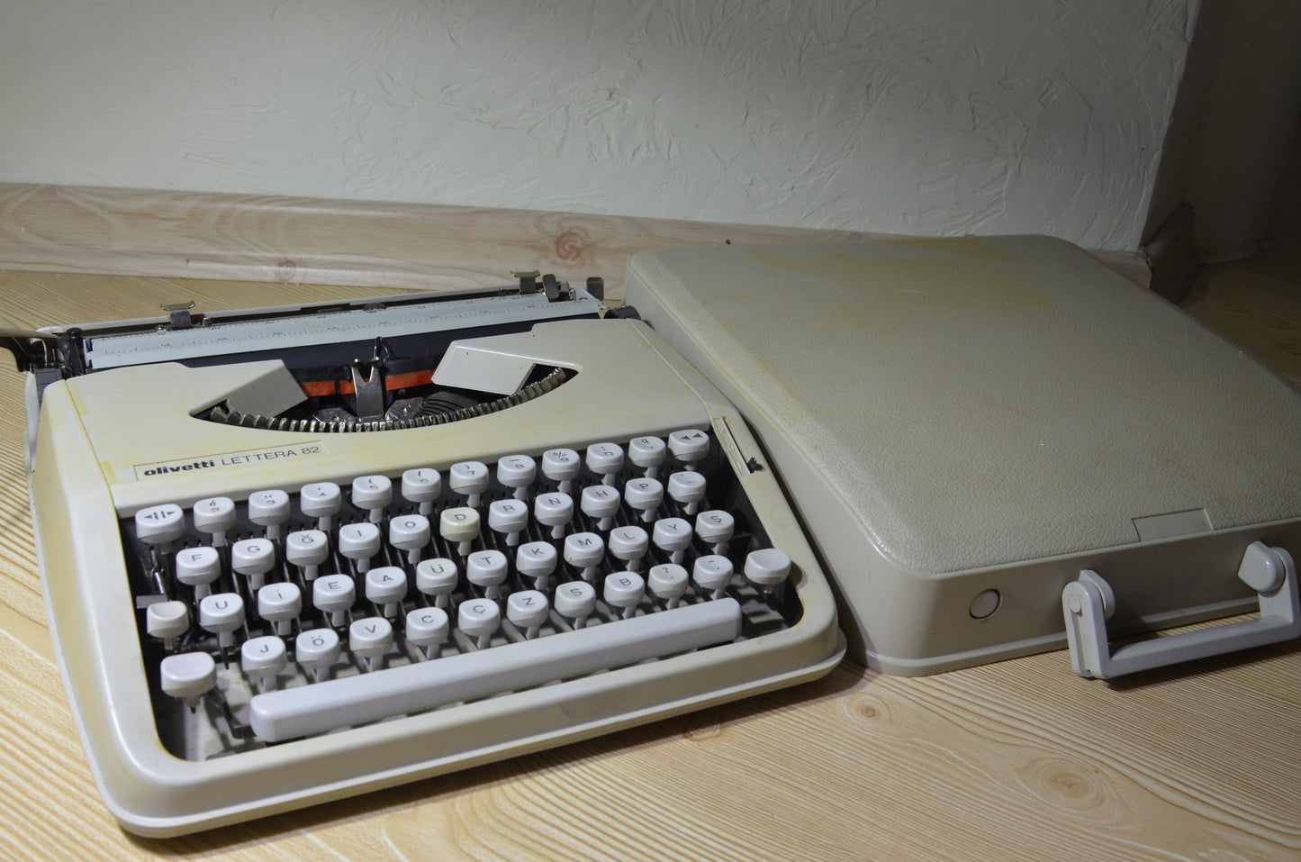 Olivetti Lettera 82,Original Gray Color Olivetti Typewriter,Orginal Bag avaible