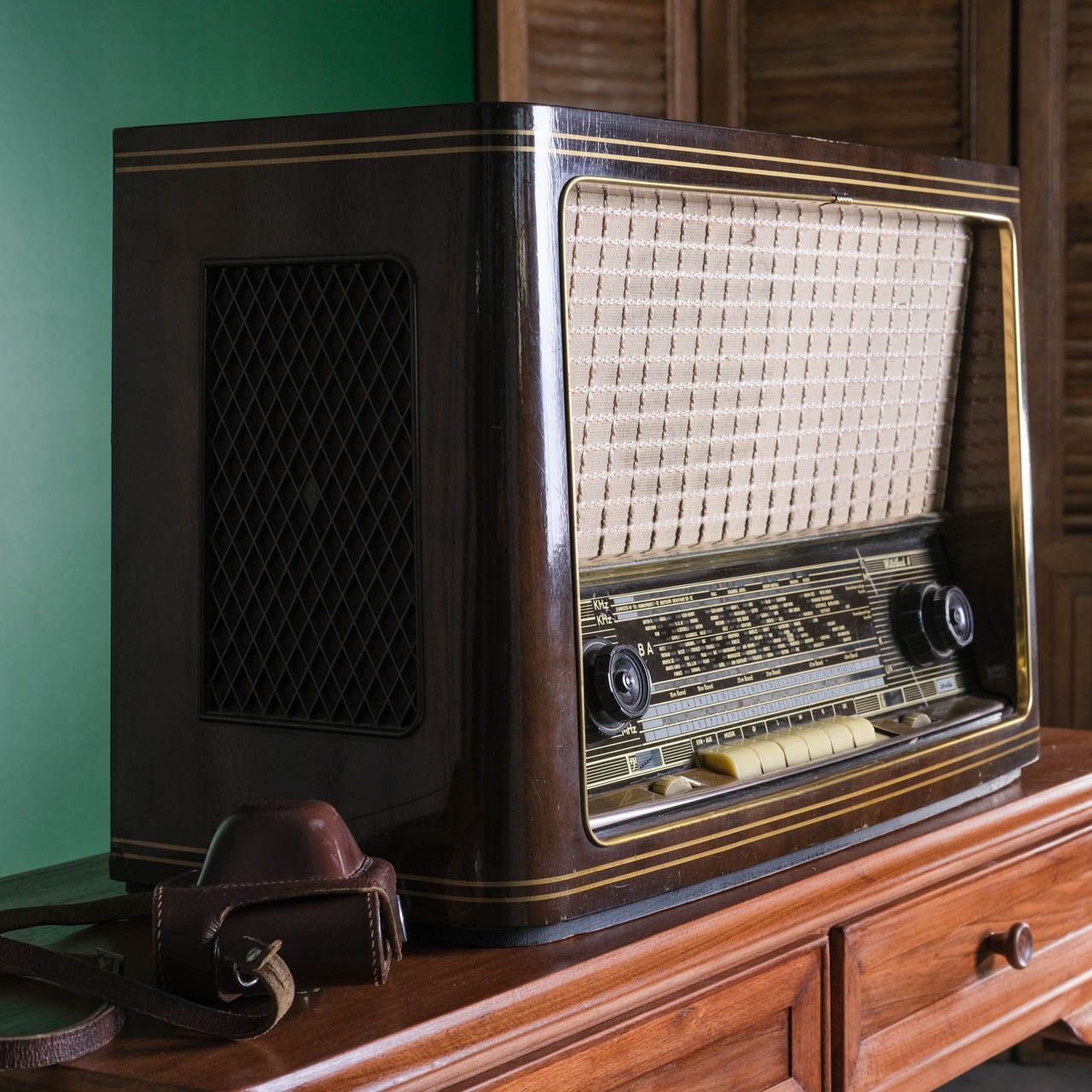 Antique Saba Radio