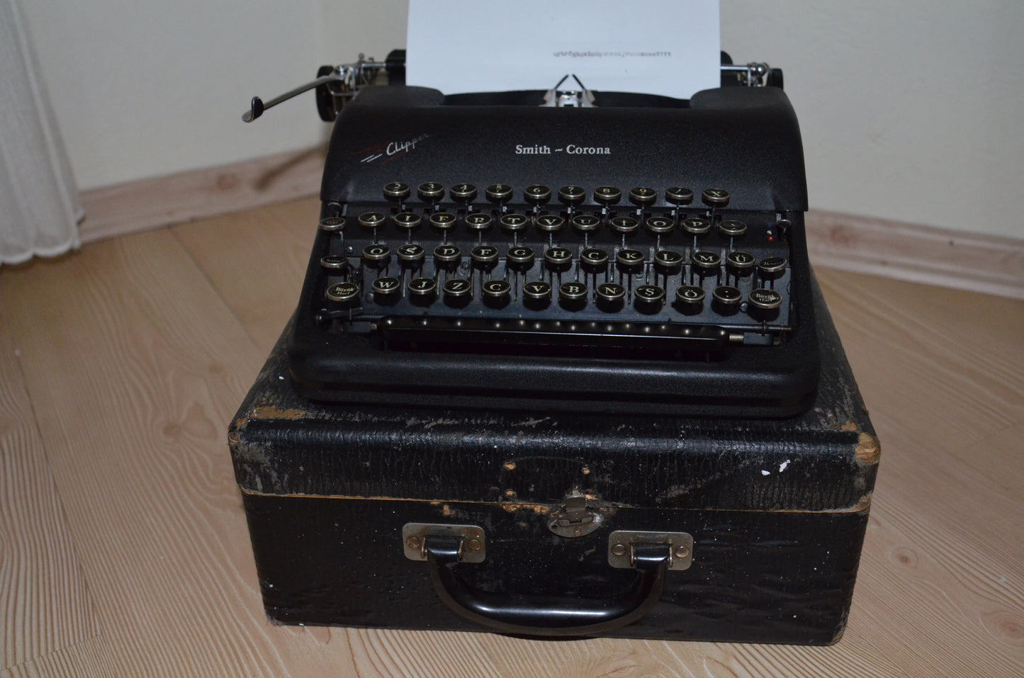 Smith Corona Clipper Typewriter,Glass Key Typewriter ,A Keyboard , Clean and Work Rare Typewriter