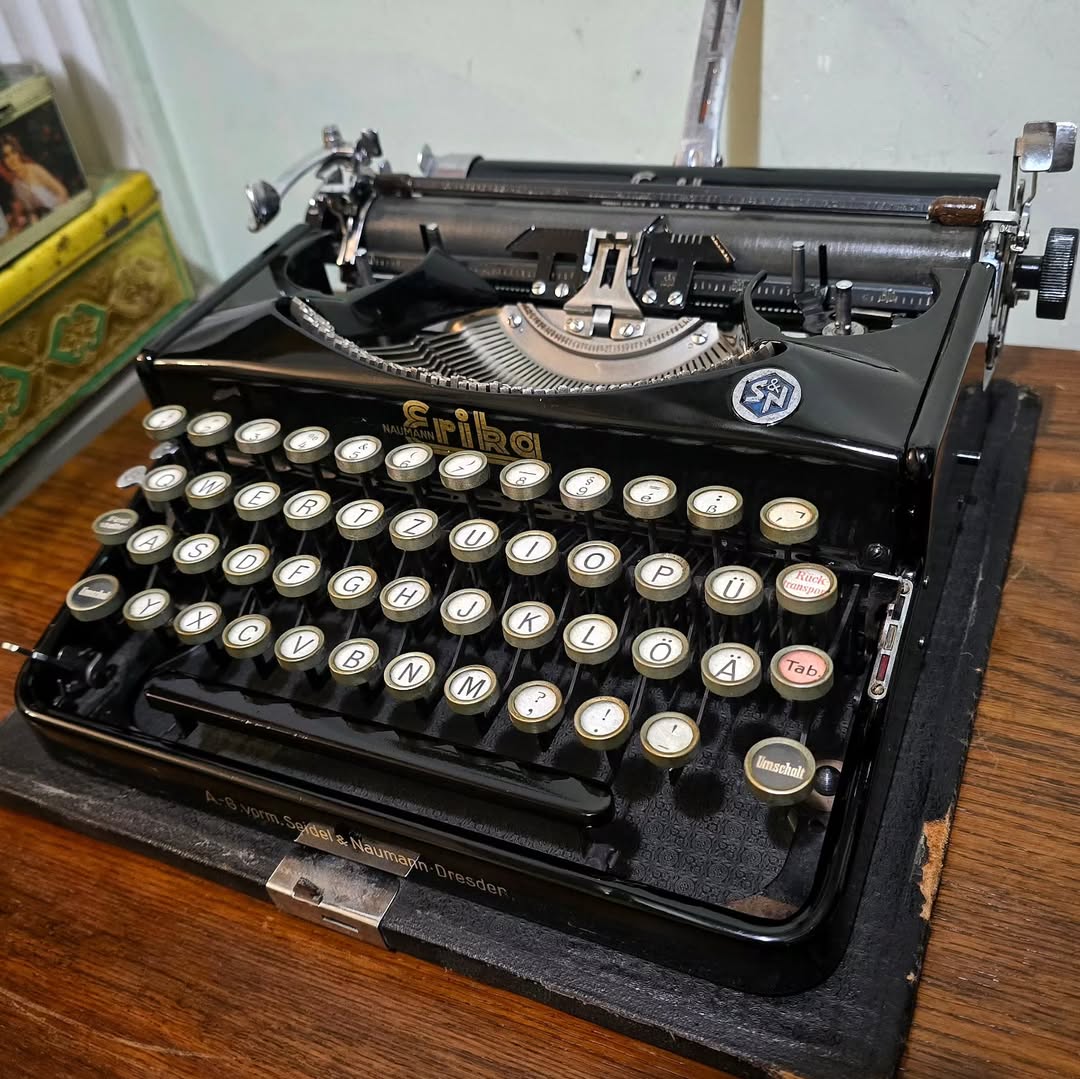 1930's Germany 3rd Reich period   Erika brand 6 model portable typewriter