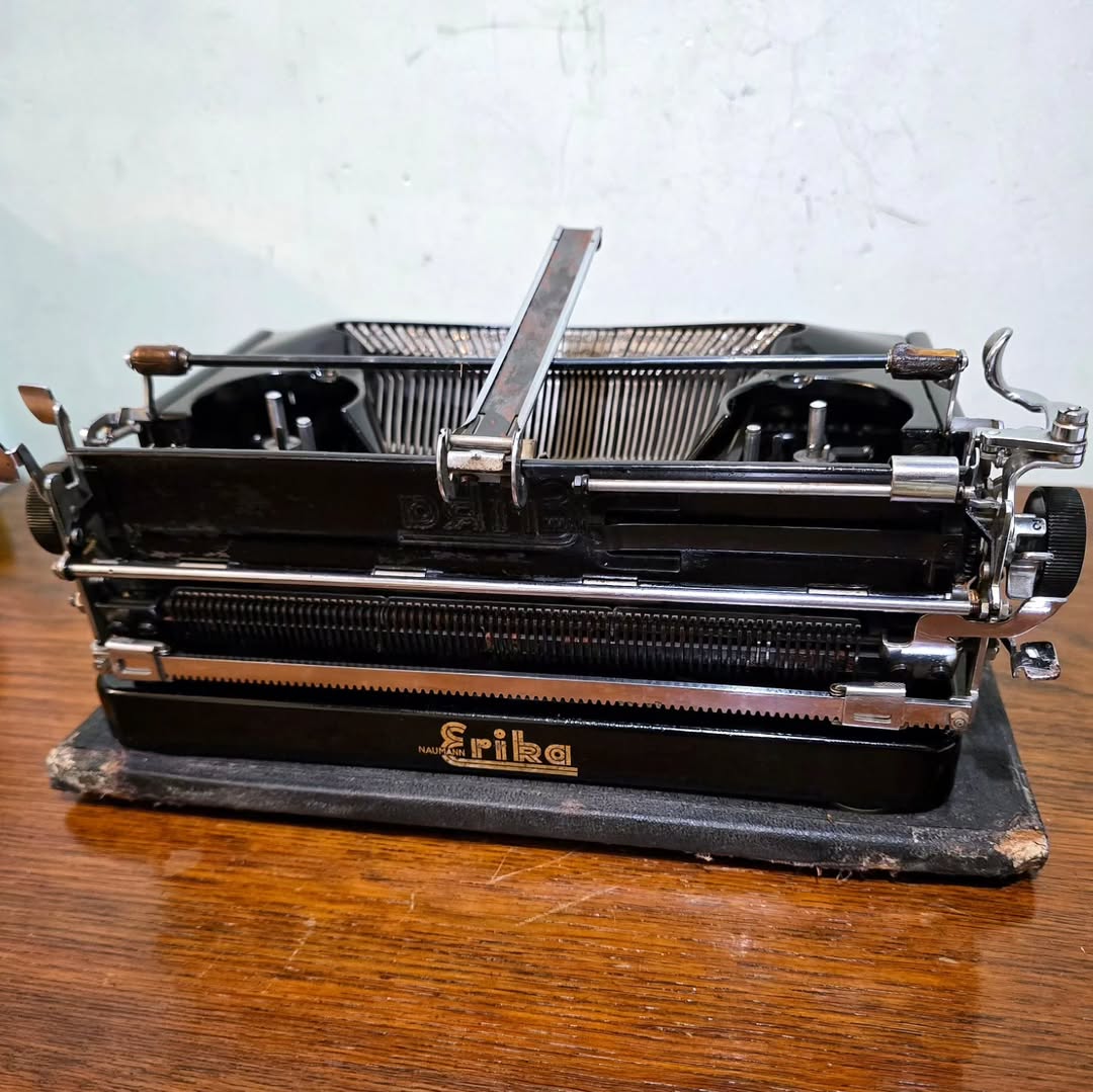 1930's Germany 3rd Reich period   Erika brand 6 model portable typewriter