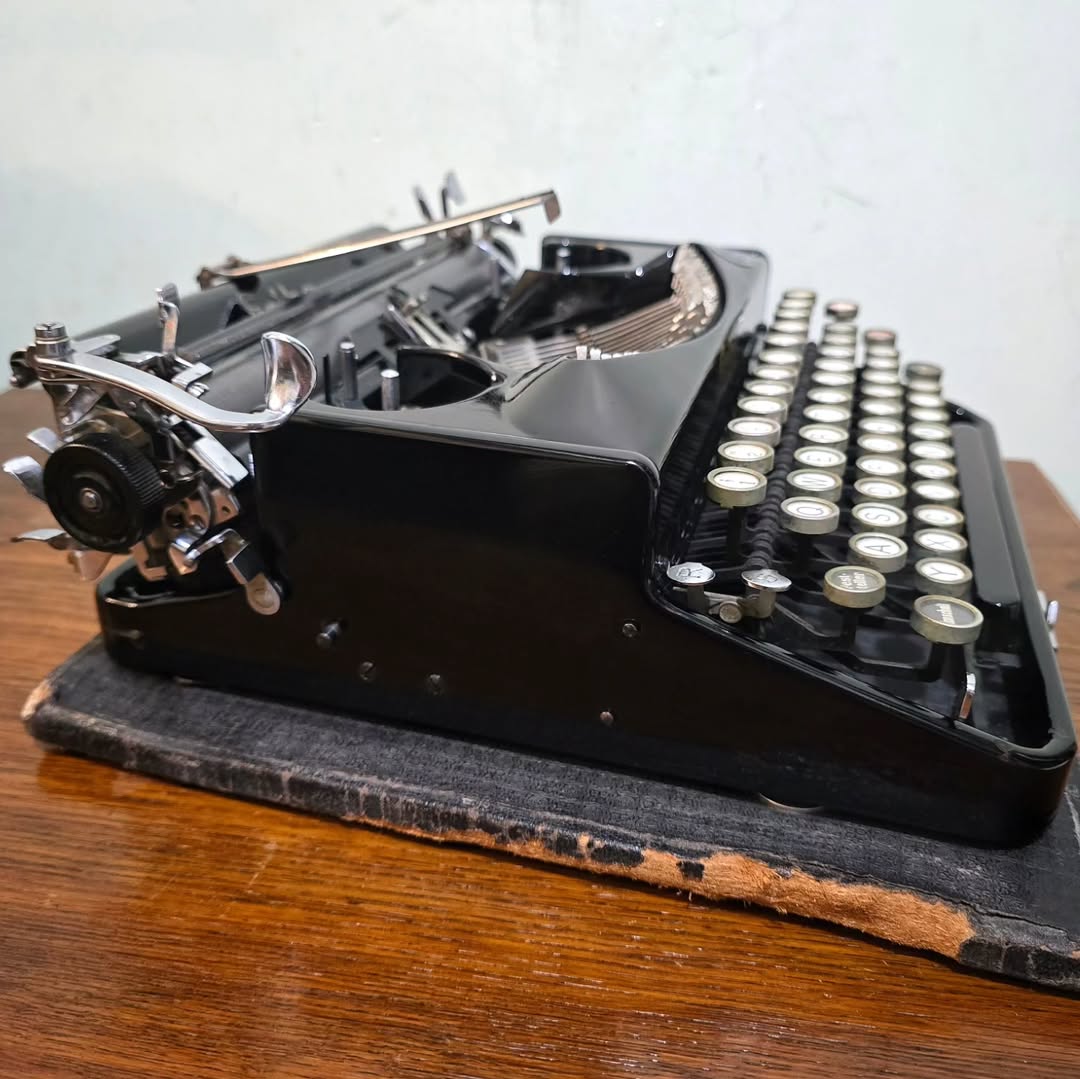 1930's Germany 3rd Reich period   Erika brand 6 model portable typewriter