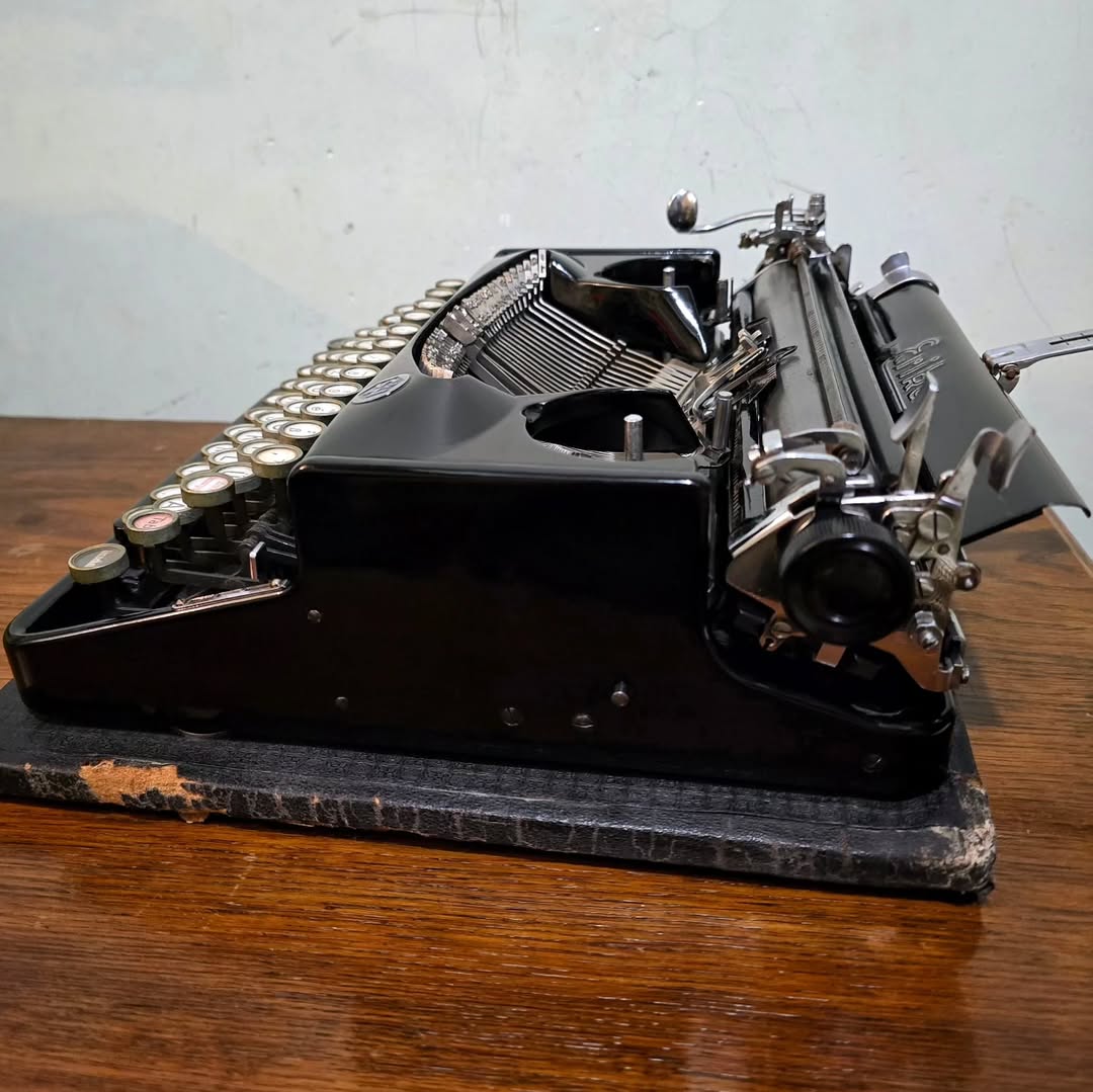 1930's Germany 3rd Reich period   Erika brand 6 model portable typewriter