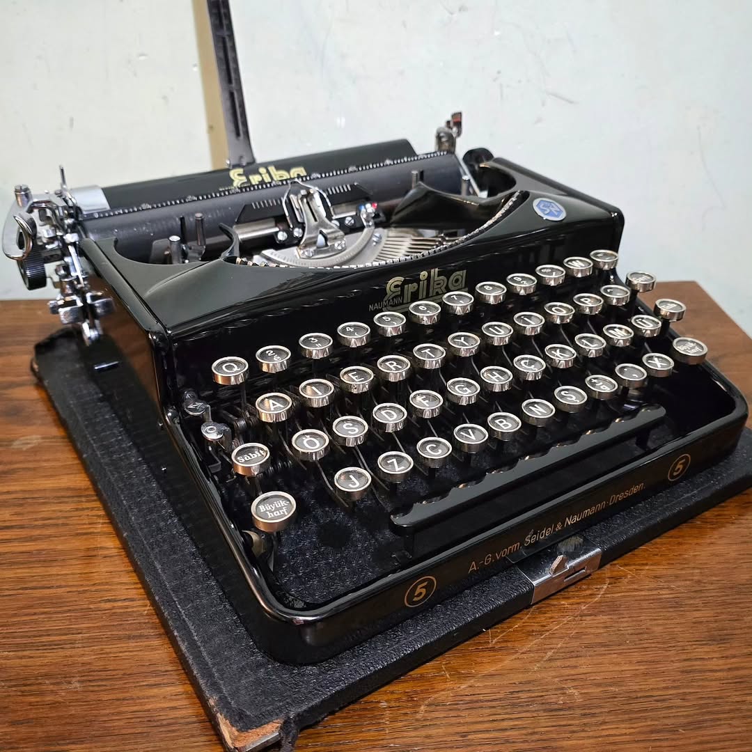 1930's Germany 3rd Reich period  Erika brand 5 model portable typewriter