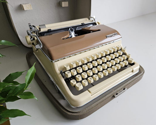 Rary cream-brown Torpedo 18, a working vintage typewriter from the 1950s. Awesome condition, with case. unique Gift, retro