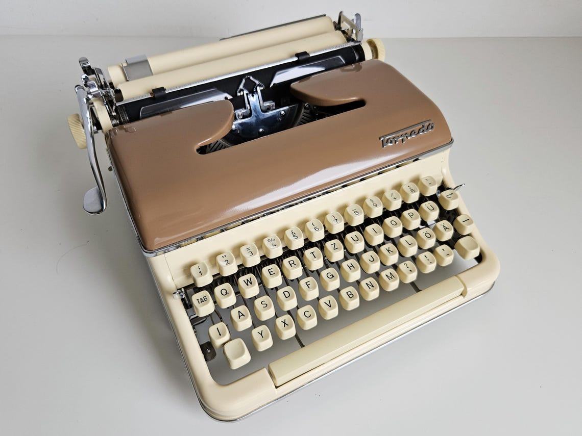 Rary cream-brown Torpedo 18, a working vintage typewriter from the 1950s. Awesome condition, with case. unique Gift, retro