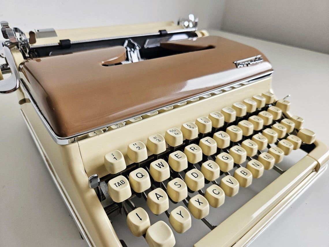 Rary cream-brown Torpedo 18, a working vintage typewriter from the 1950s. Awesome condition, with case. unique Gift, retro