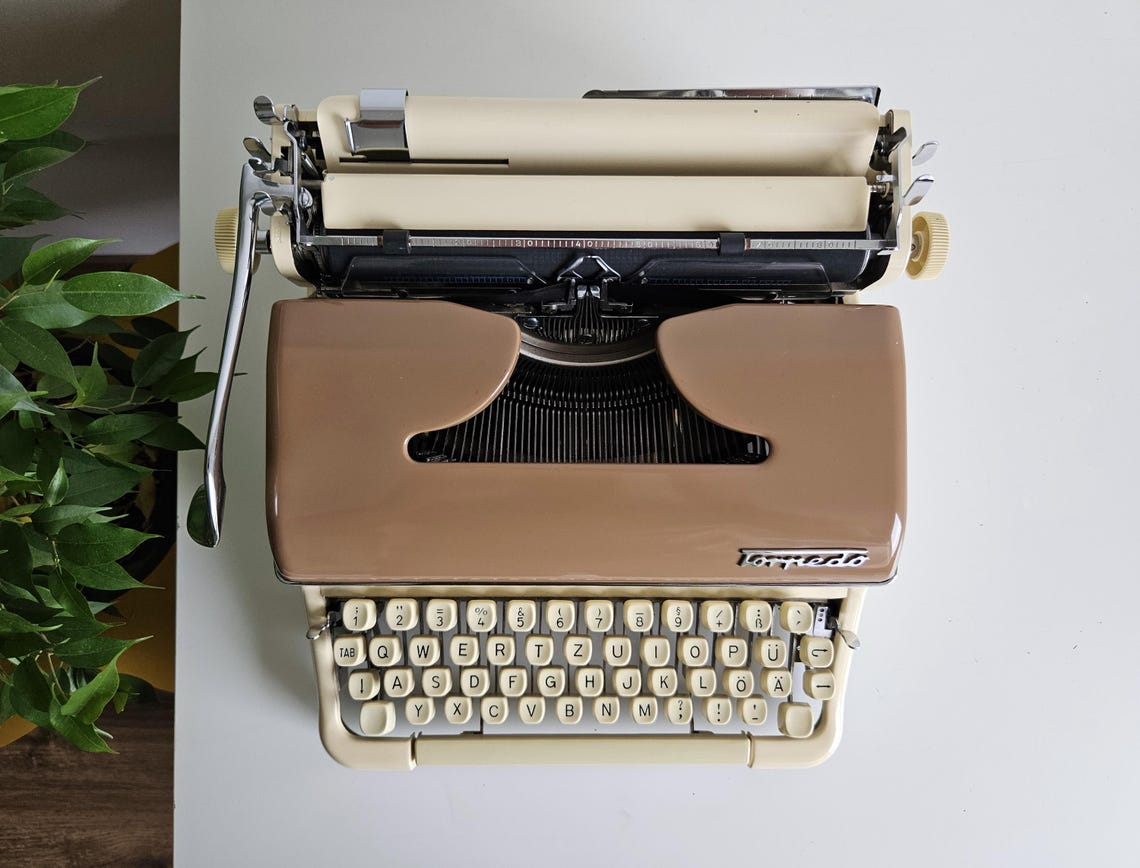 Rary cream-brown Torpedo 18, a working vintage typewriter from the 1950s. Awesome condition, with case. unique Gift, retro