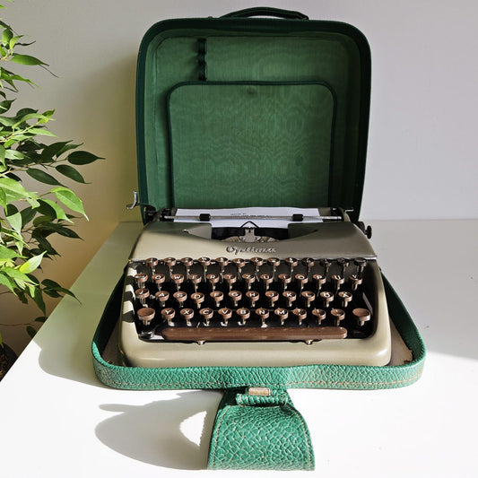 Optima P1 a portable working vintage typewriter from the 1950s. In awesome condition, with a stylish green case