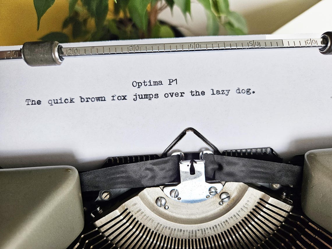 Optima P1 a portable working vintage typewriter from the 1950s. In awesome condition, with a stylish green case