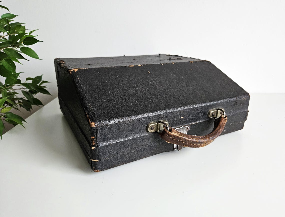 Rare, vintage TRIUMPH Durabel, typewriter from the 1930s, collectible. Good working condition. Unusual gift. Retro office decor