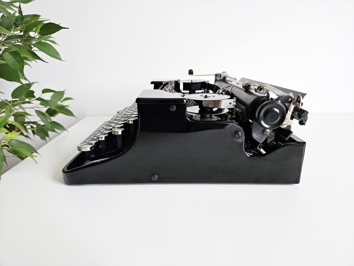 Rare, vintage TRIUMPH Durabel, typewriter from the 1930s, collectible. Good working condition. Unusual gift. Retro office decor