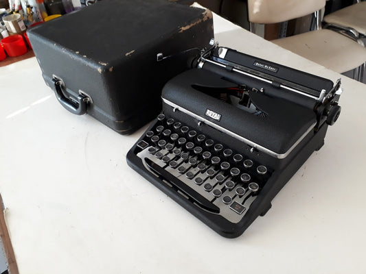 1940s American production, Royal Quiet de luxe typewriter, Metal Heavy Case Typewriter