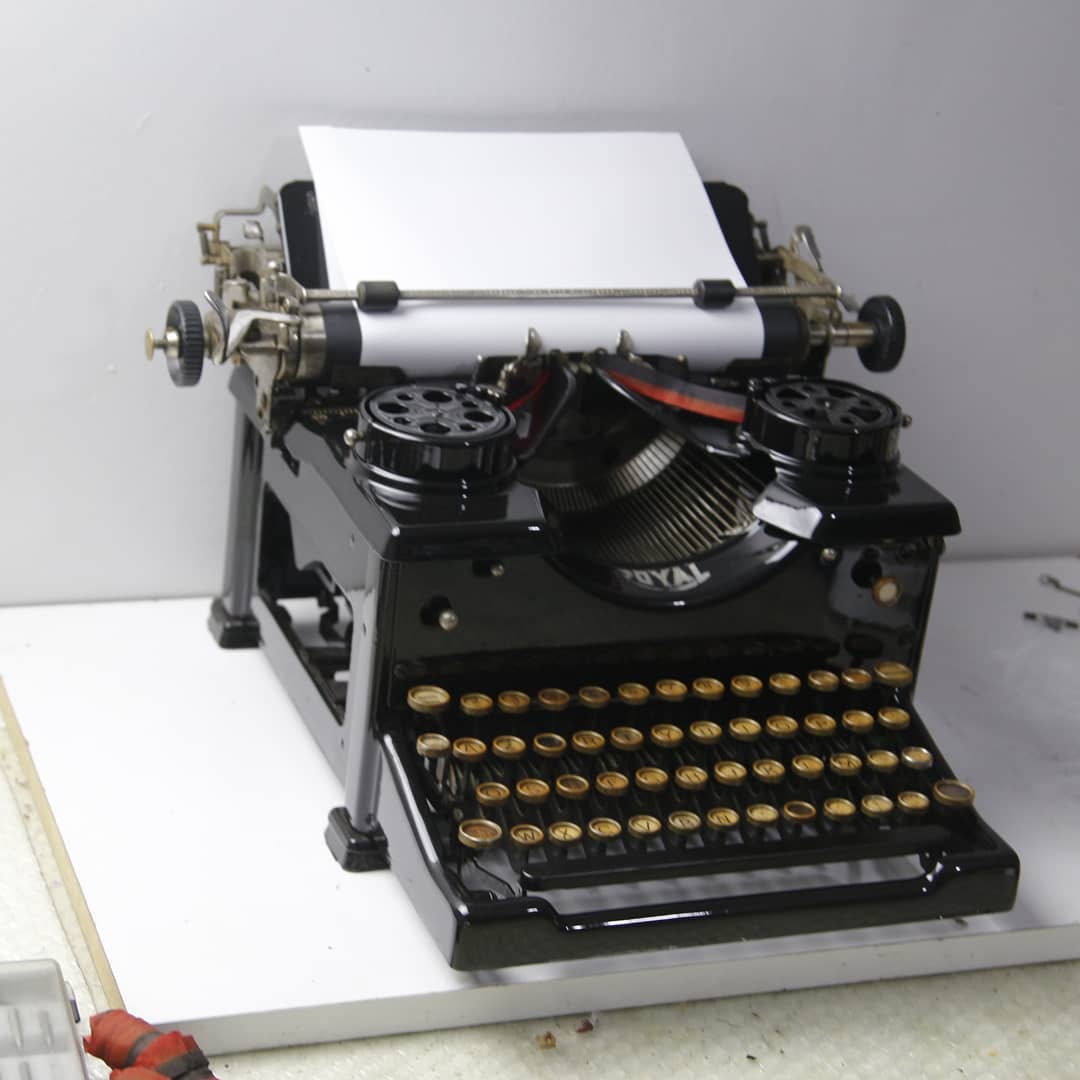 AMERICAN ROYAL-10 ANTIQUE TYPEWRITERS