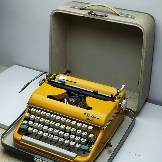OLYMPIA MONICA ANTIQUE TYPEWRITER