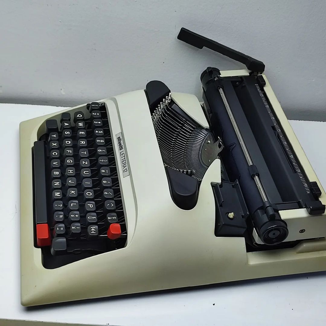 OLIVETTI LETTERA 12 ANTIQUE TYPEWRITER