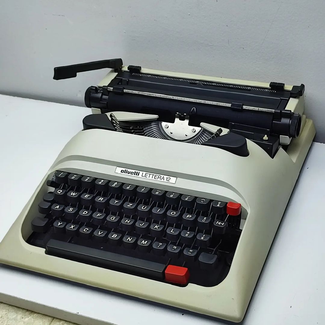 OLIVETTI LETTERA 12 ANTIQUE TYPEWRITER