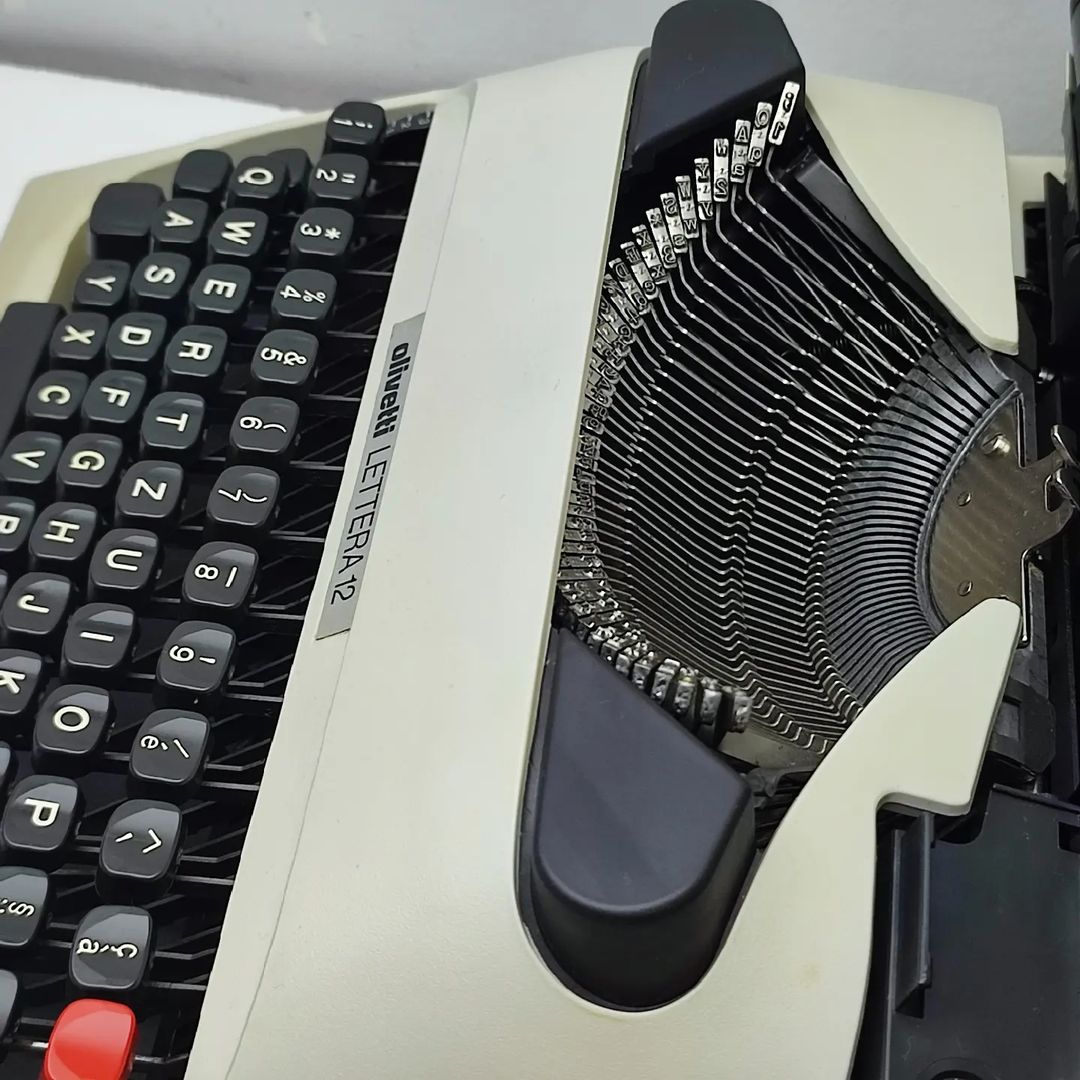 OLIVETTI LETTERA 12 ANTIQUE TYPEWRITER
