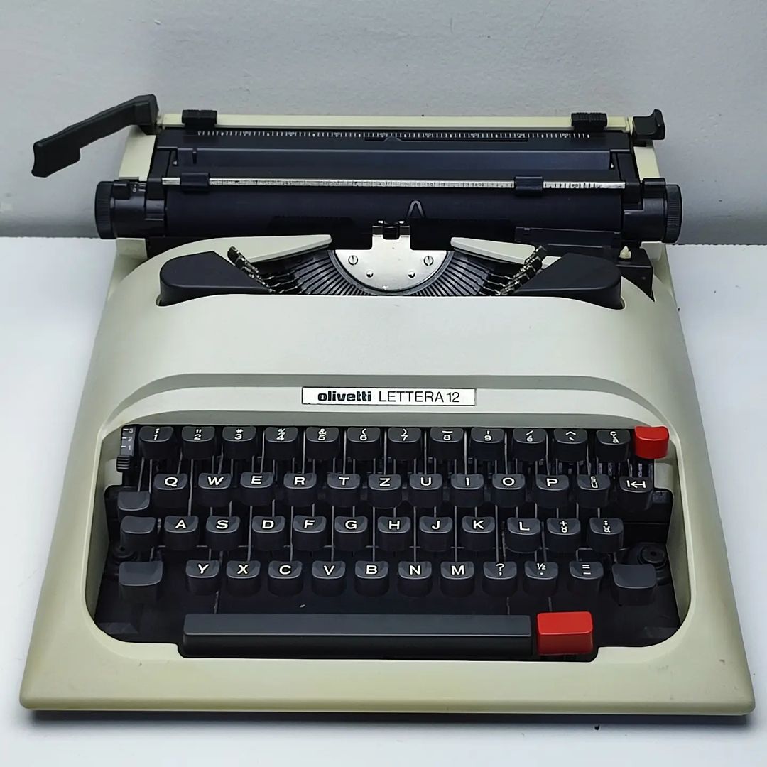 OLIVETTI LETTERA 12 ANTIQUE TYPEWRITER