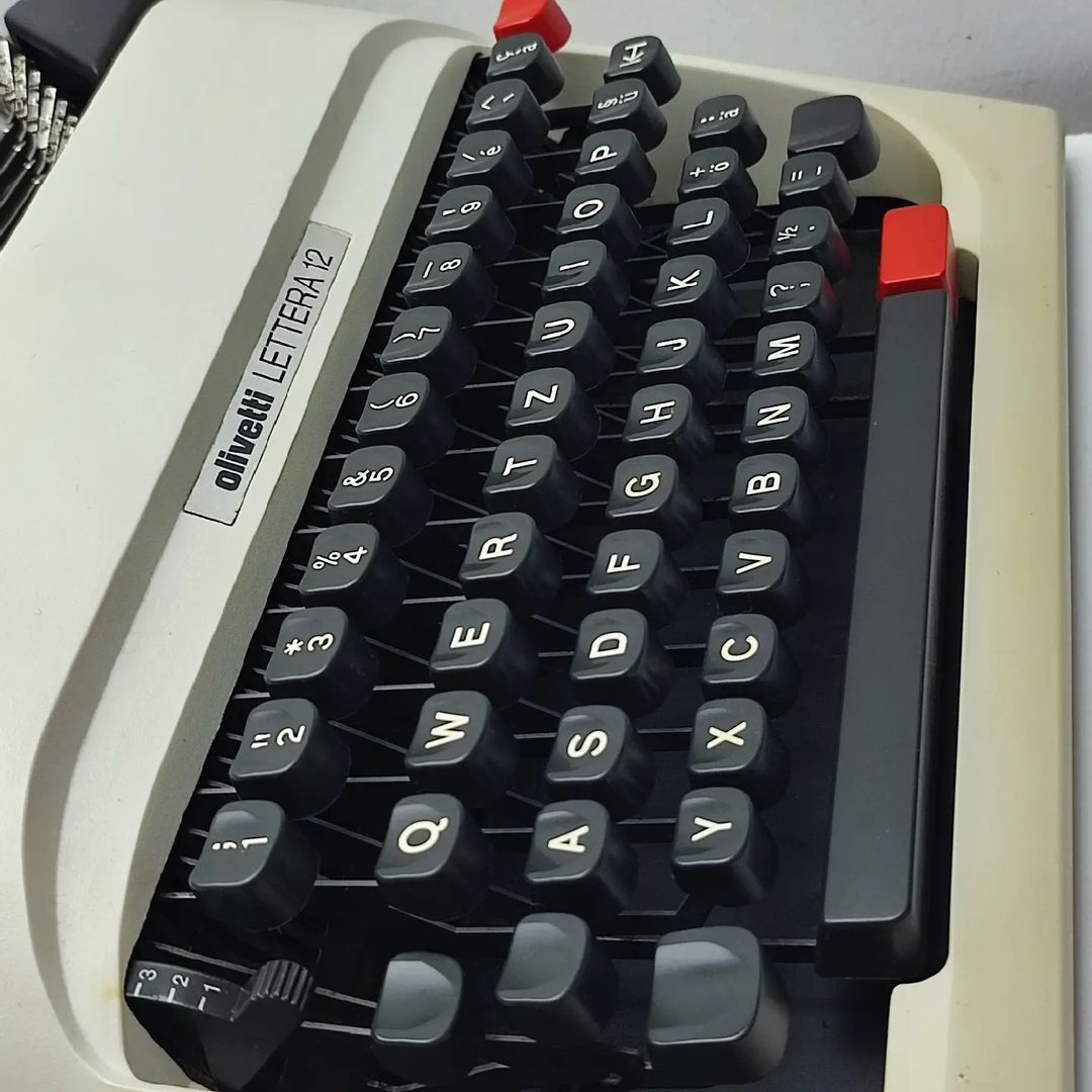 OLIVETTI LETTERA 12 ANTIQUE TYPEWRITER