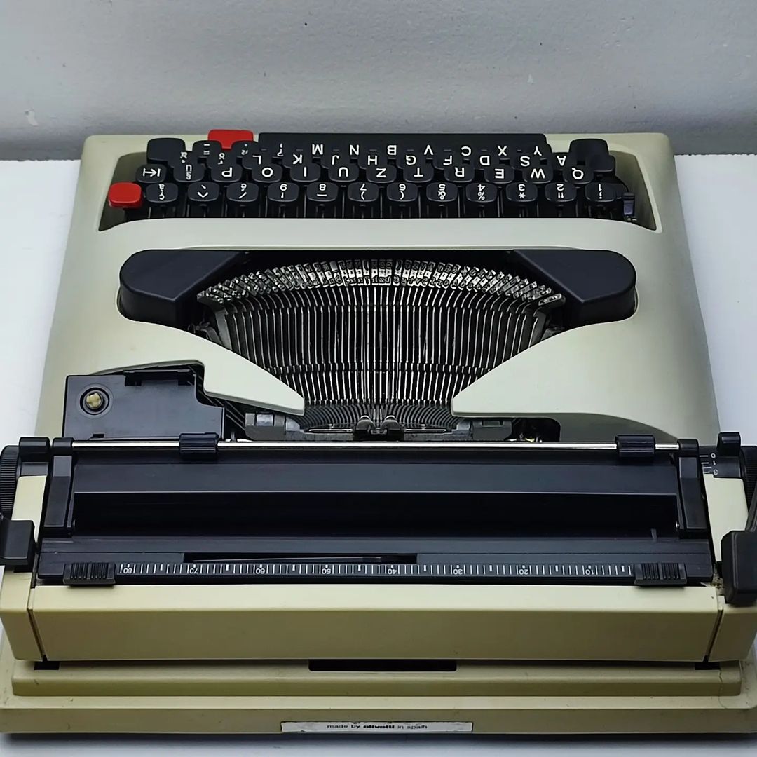 OLIVETTI LETTERA 12 ANTIQUE TYPEWRITER
