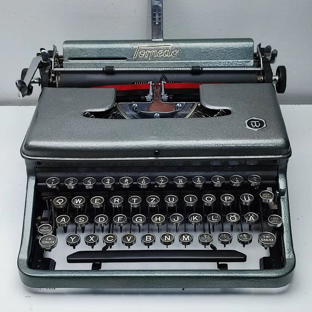 TORPEDO 18  ANTIQUE 1940s TYPEWRITER