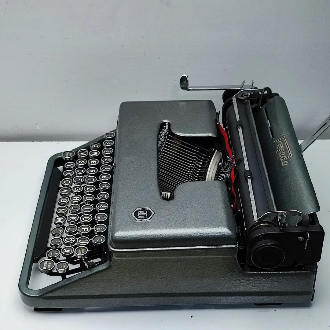 TORPEDO 18  ANTIQUE 1940s TYPEWRITER