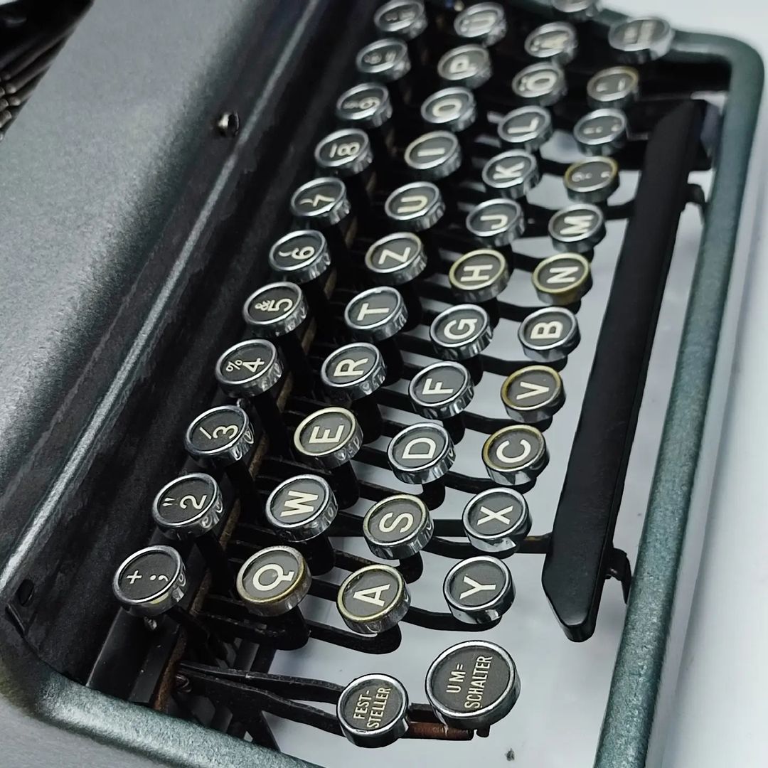 TORPEDO 18  ANTIQUE 1940s TYPEWRITER