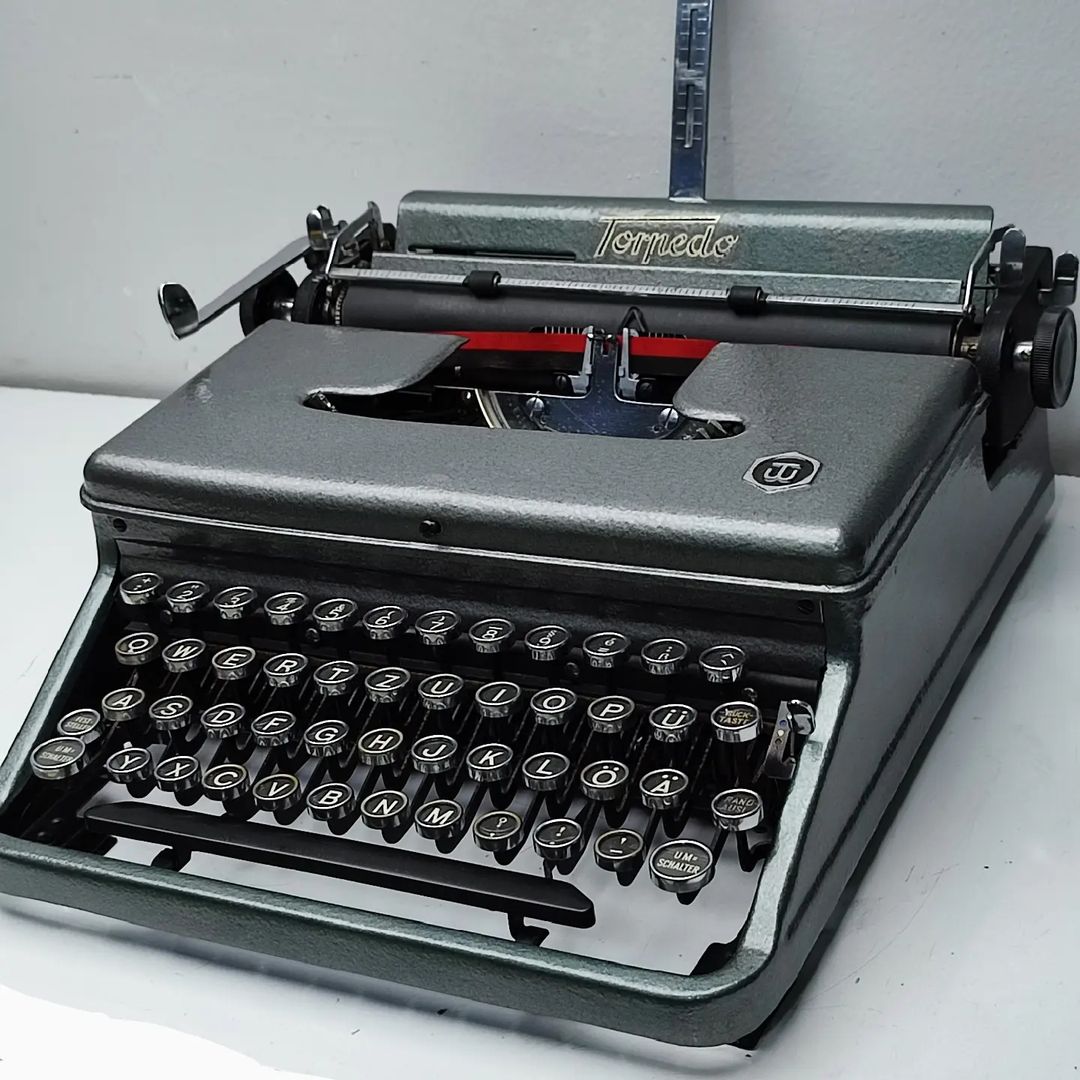 TORPEDO 18  ANTIQUE 1940s TYPEWRITER