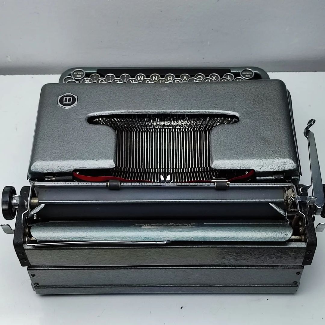 TORPEDO 18  ANTIQUE 1940s TYPEWRITER