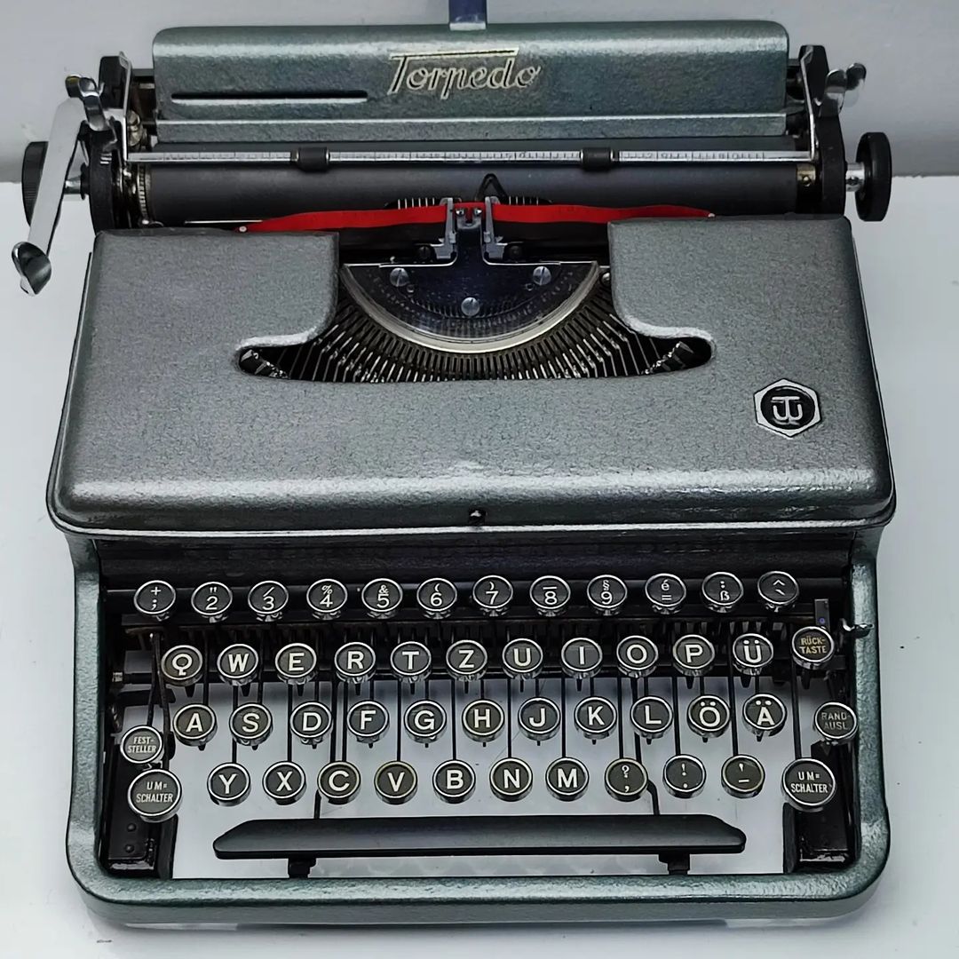 TORPEDO 18  ANTIQUE 1940s TYPEWRITER