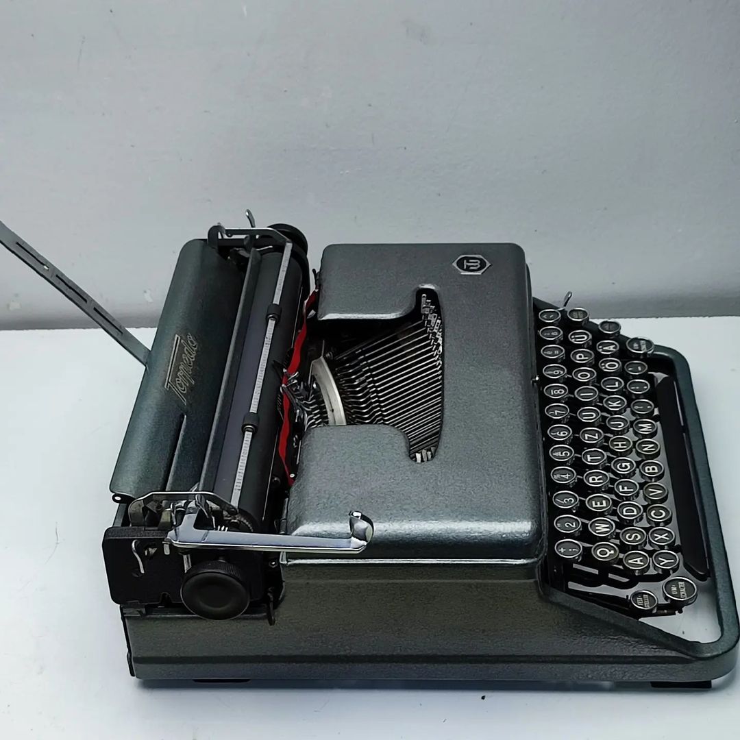 TORPEDO 18  ANTIQUE 1940s TYPEWRITER