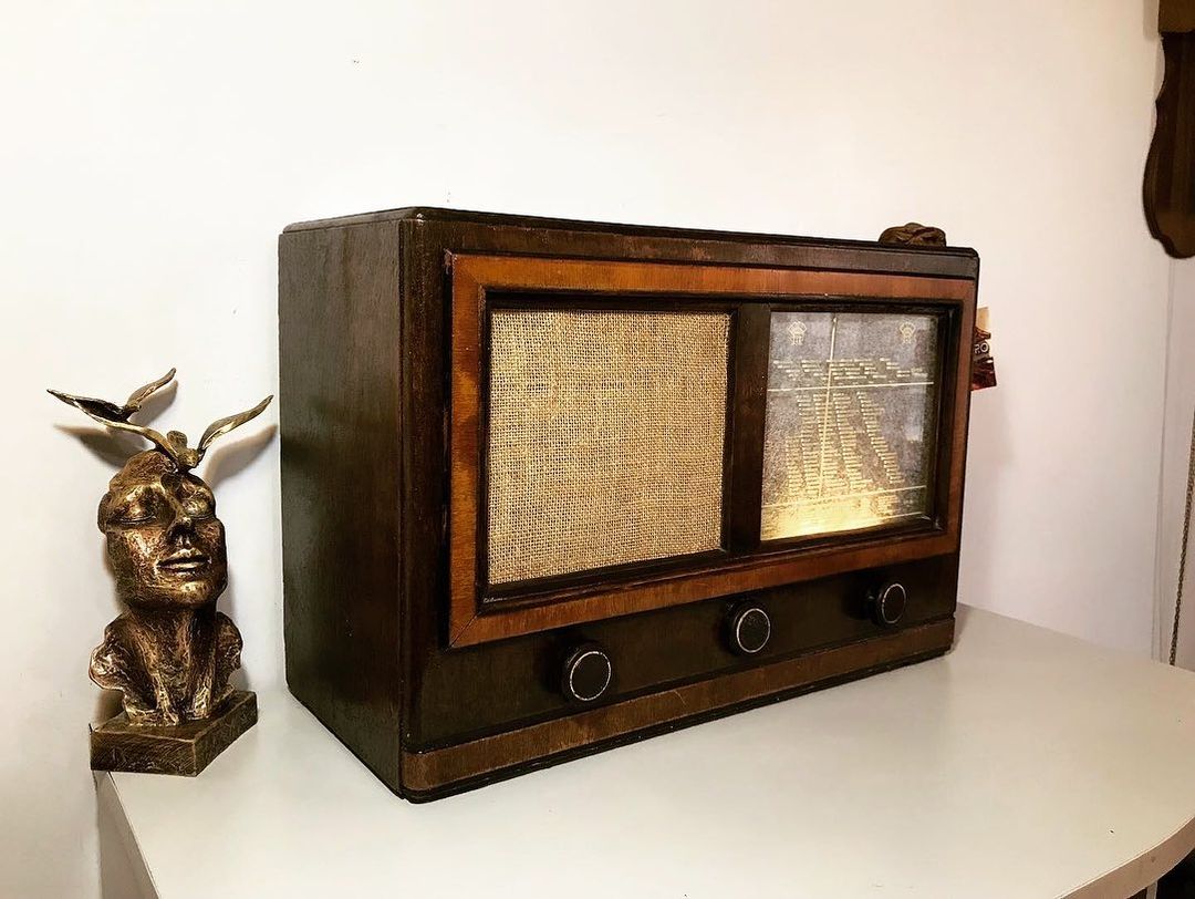 1945's Antique Collectible (GIANT BOY)Orion Living Room Radio