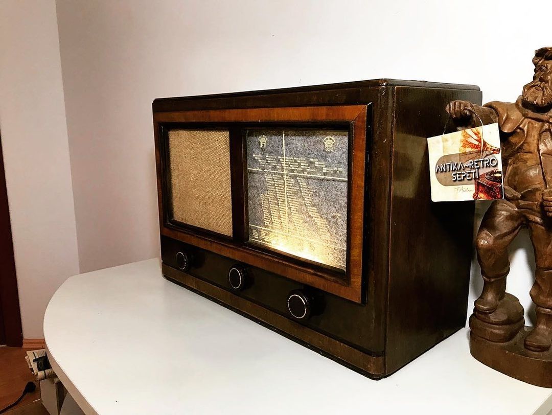 1945's Antique Collectible (GIANT BOY)Orion Living Room Radio