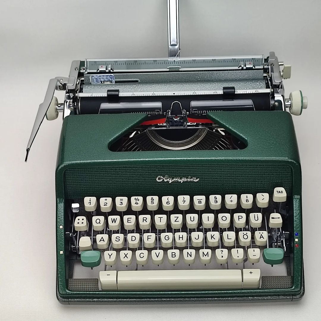 GERMAN OLYMPIA SM 7 ANTIQUE TYPEWRITER